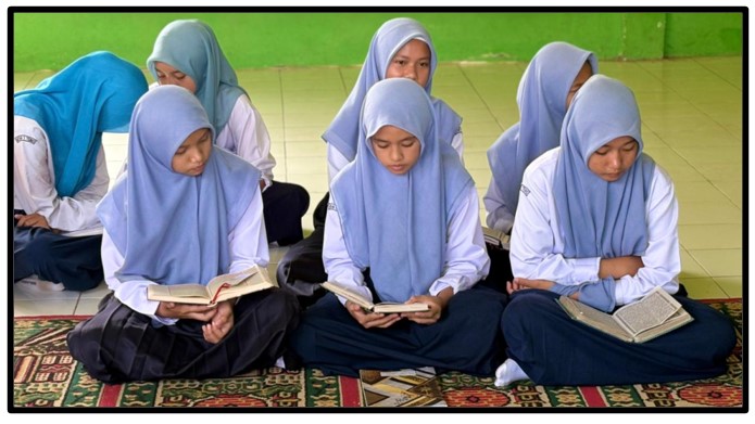 Gema Wahyu Illahi: Siswa MTsN 1 Tebo Antusias Ikuti Latihan Tilawah di Musholla Madrasah Gema Wahyu Illahi: Siswa MTsN 1 Tebo Antusias Ikuti Latihan Tilawah di Musholla Madrasah