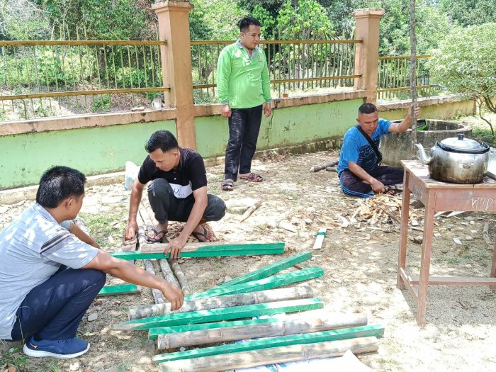 Gotong Royong Solidaritas: Guru dan Staf MTsN 1 Bungo Siapkan Perlengkapan Kemah Jamran Kontingen Pramuka Gotong Royong Solidaritas: Guru dan Staf MTsN 1 Bungo Siapkan Perlengkapan Kemah Jamran Kontingen Pramuka