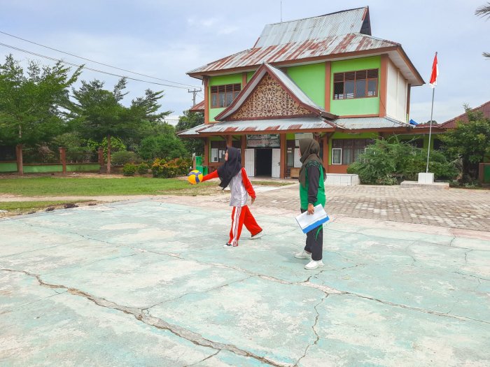 Seru dan Penuh Antusias! Siswa Kelas VII MTsN 1 Bungo Asah Kemampuan Servis Bawah Bola Voli Seru dan Penuh Antusias! Siswa Kelas VII MTsN 1 Bungo Asah Kemampuan Servis Bawah Bola Voli