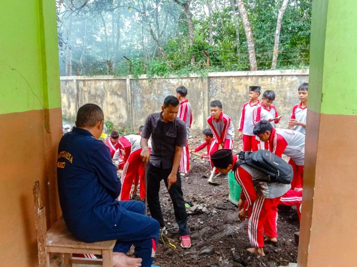 Terapkan Kedisiplinan Lingkungan, PLH Firdaus Roni Kerahkan Siswa Kelas IX Bersihkan Tumpukan Sampah di MTsN 1 Bungo Terapkan Kedisiplinan Lingkungan, PLH Firdaus Roni Kerahkan Siswa Kelas IX Bersihkan Tumpukan Sampah di MTsN 1 Bungo
