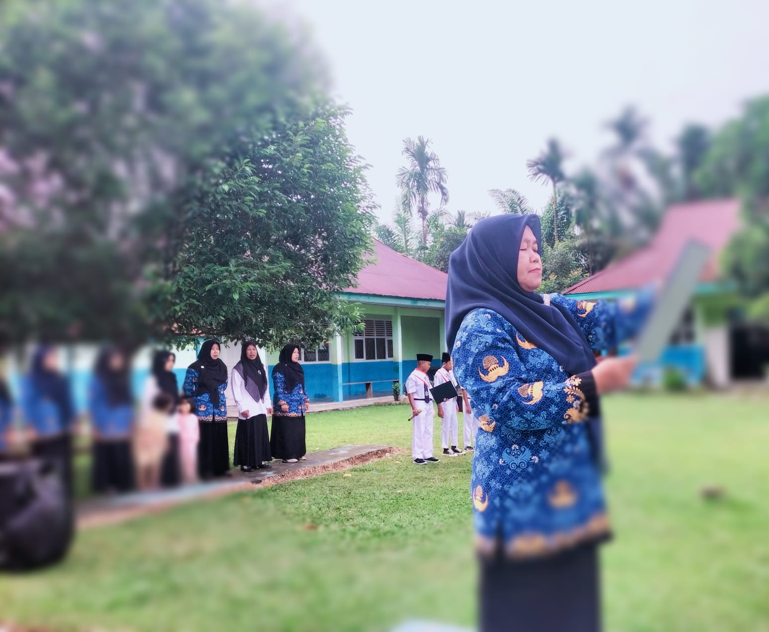 SEMANGAT NASIONALISME DAN LITERASI ZUHRONI, S.Ag PIMPIN UPACARA BENDERA DI HARI SENIN