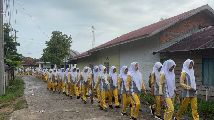 MTsN 1 Tebo Gelar Jalan Sehat untuk Siswa dan Guru