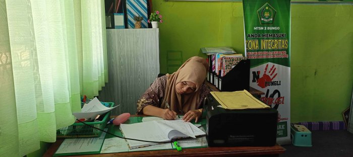 Wujudkan Tata Kelola Profesional, Staf TU MTsN 2 Bungo Siapkan Agenda Rapat dengan Matang Wujudkan Tata Kelola Profesional, Staf TU MTsN 2 Bungo Siapkan Agenda Rapat dengan Matang