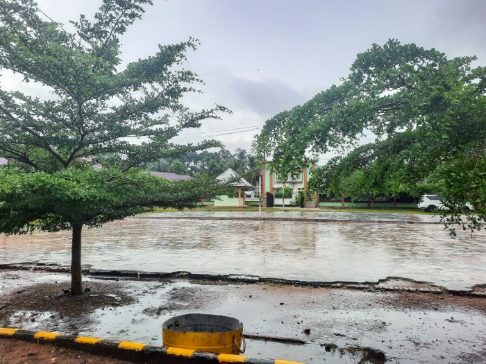 Cuaca Hujan Bukan Halangan untuk Menuntut Ilmu di Madrasah