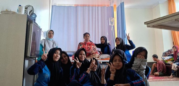 Siswa Kelas XC MAN 2 Bungo Jenguk Teman Sekelas yang Sakit di Rumah Sakit Permata Hati Siswa Kelas XC MAN 2 Bungo Jenguk Teman Sekelas yang Sakit di Rumah Sakit Permata Hati