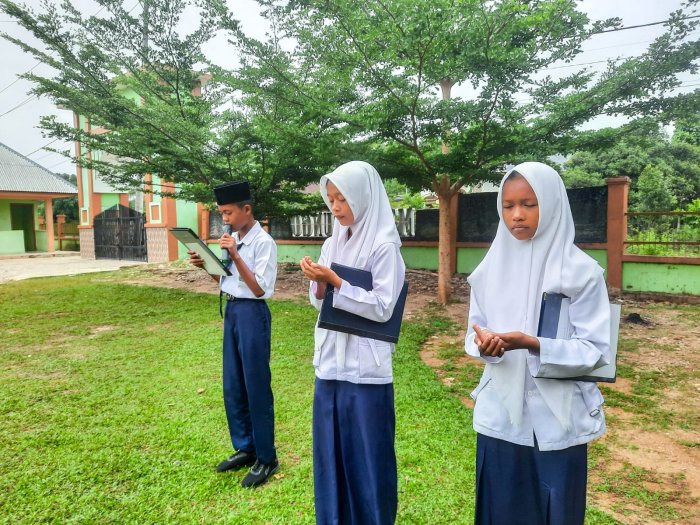 Muhammad Rifqi Afrilio Bacakan Doa pada Peringatan Hari Sumpah Pemuda di MTsN 1 Bungo