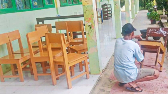 Cat Ulang Fasilitas Belajar, MIN 4 Tebo Ajak Siswa Rawat Kelas dengan Rasa Memiliki Cat Ulang Fasilitas Belajar, MIN 4 Tebo Ajak Siswa Rawat Kelas dengan Rasa Memiliki