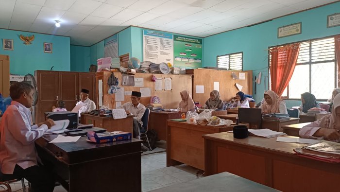 Jelang PKKM, Kepala MIN 4 Tebo Periksa Kelengkapan Dokumen Tim Kerja