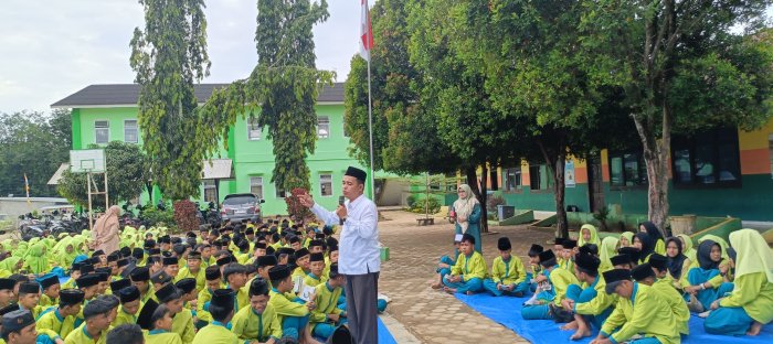 Kepala Madrasah Beri Arahan untuk Tingkatkan Disiplin Siswa Kepala Madrasah Beri Arahan untuk Tingkatkan Disiplin Siswa