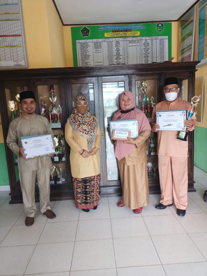 Kepala MAN 2 Tebo serahkan piala dan piagam penghargaan Kepala MAN 2 Tebo serahkan piala dan piagam penghargaan