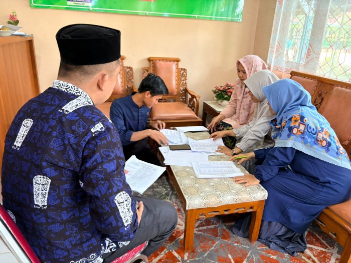 Waka Kurikulum MAN 2 Bungo Bersama Operator dan Guru Bahas RHK untuk Penguatan E-Kinerja Waka Kurikulum MAN 2 Bungo Bersama Operator dan Guru Bahas RHK untuk Penguatan E-Kinerja
