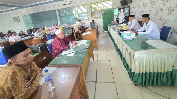 Pelepasan dan Pemberian Cinderamata Guru Purnabakti MTsN 3 Kota Jambi