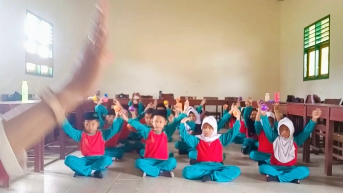 Relaksasi Gerakan Ringan di Kelas 1A MIN 4 Tebo, Cara Guru Menjaga Fokus Siswa Sebelum Belajar Relaksasi Gerakan Ringan di Kelas 1A MIN 4 Tebo, Cara Guru Menjaga Fokus Siswa Sebelum Belajar