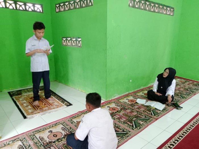 Pembelajaran Fikih Aplikatif: Praktik Khutbah oleh Siswa Kelas VII C di Musholla MTsN 1 Bungo Pembelajaran Fikih Aplikatif: Praktik Khutbah oleh Siswa Kelas VII C di Musholla MTsN 1 Bungo