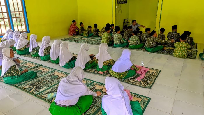 Shalat Dzuhur Berjamaah di MIN 4 Tebo: Guru Ajak Siswa Laksanakan Ibadah dengan Kesadaran Penuh Agar Terasa Ringan Shalat Dzuhur Berjamaah di MIN 4 Tebo: Guru Ajak Siswa Laksanakan Ibadah dengan Kesadaran Penuh Agar Terasa Ringan