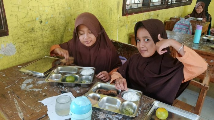 Siswa Siswi Kelas 1-6 Min 1Muaro Jambi  Terima Program Makan Bergizi Gratis