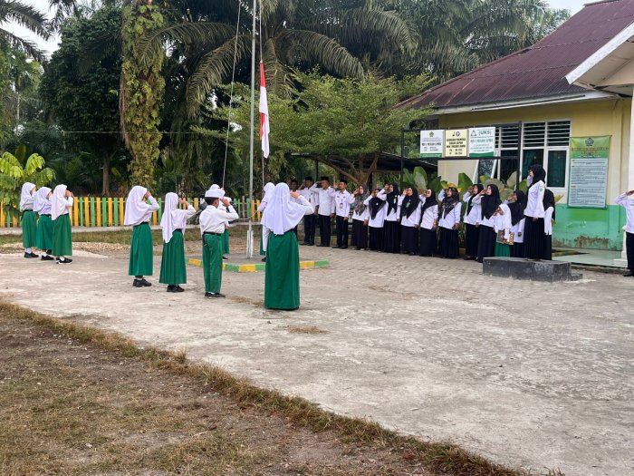 Khidmat, Siswa-Siswi MIN 1 Muaro Jambi Laksanakan Upacara Bendera Senin Pagi