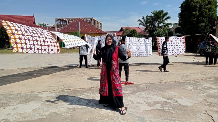 Siswa MTsN 2 Bungo Praktik Membatik di Madrasah Siswa MTsN 2 Bungo Praktik Membatik di Madrasah