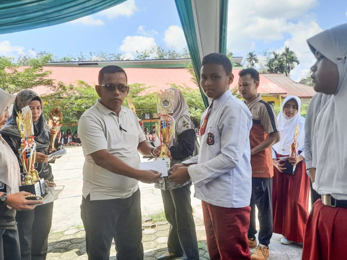 Kasi Penmad Kemenag Bungo Apresiasi Juara Porseni dengan Penyerahan Piala di MTsN 1 Bungo