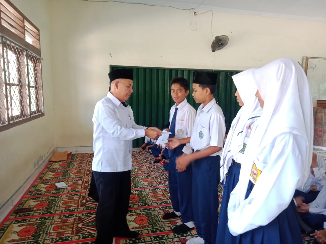 Penyaluran Dana Pendidikan BAZNAS bagi Pesdik MTs Negeri 1 Kota Jambi Penyaluran Dana Pendidikan BAZNAS bagi Pesdik MTs Negeri 1 Kota Jambi