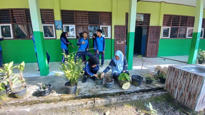 Guru Piket MAN 2 Bungo Jadi Teladan dalam Menjaga Kebersihan Guru Piket MAN 2 Bungo Jadi Teladan dalam Menjaga Kebersihan