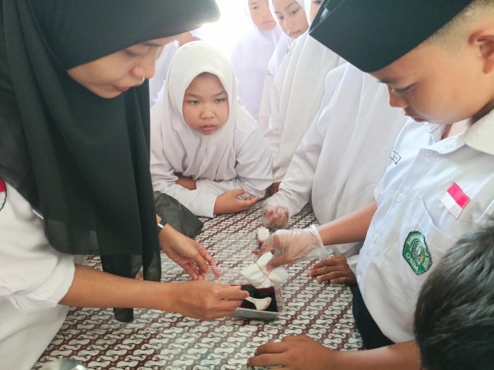 Eksplorasi Seni Budaya: Siswa Kelas VIIB MTsN 1 Bungo Belajar Ciptakan Ragam Hias Batik Shibori Eksplorasi Seni Budaya: Siswa Kelas VIIB MTsN 1 Bungo Belajar Ciptakan Ragam Hias Batik Shibori
