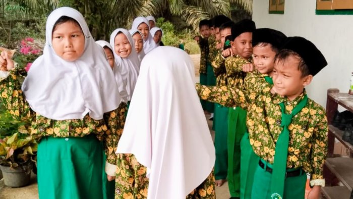 Baris Sebelum Masuk Kelas Dihidupkan Kembali di MIN 4 Tebo, Cek Kerapian Secara Personal di Sebelum Belajar Baris Sebelum Masuk Kelas Dihidupkan Kembali di MIN 4 Tebo, Cek Kerapian Secara Personal di Sebelum Belajar