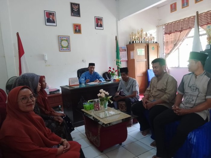 #Rapat Pembinaaan Staf Tenaga Kependidikan Dipimpin Bapak Kepala Min 1 Muaro Jambi #Rapat Pembinaaan Staf Tenaga Kependidikan Dipimpin Bapak Kepala Min 1 Muaro Jambi