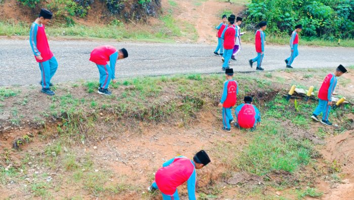 Siswa MIN 4 Tebo Lakukan Gotong Royong Bersihkan Lingkungan Madrasah Siswa MIN 4 Tebo Lakukan Gotong Royong Bersihkan Lingkungan Madrasah