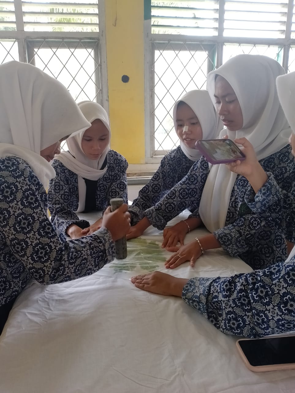 MTsN 5 Tebo Laksanakan Kegiatan Pembelajaran P5RA Bertema Membatik dengan Teknik Ecoprint