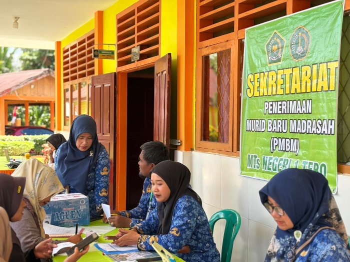 Pantau Kelancaran PMBM, Kepala MTsN 1 Tebo Tinjau Langsung Proses Penerimaan Murid Baru Pantau Kelancaran PMBM, Kepala MTsN 1 Tebo Tinjau Langsung Proses Penerimaan Murid Baru