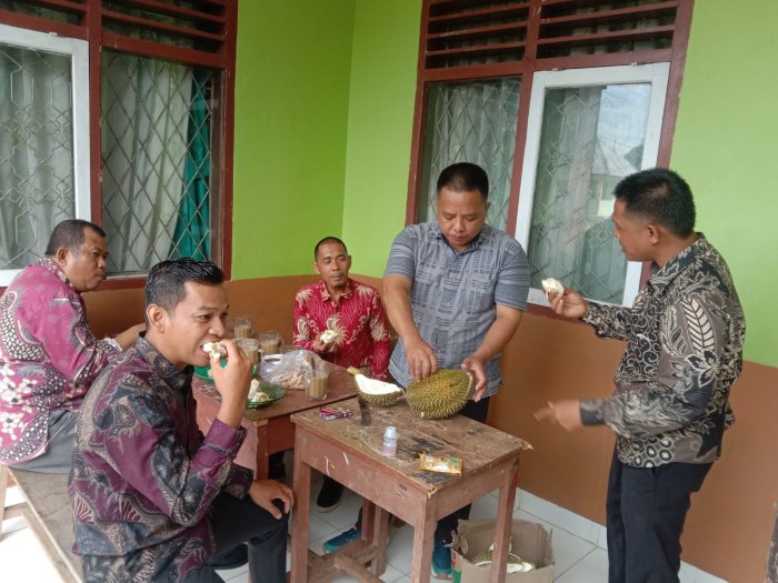 Keharmonisan Madrasah, Siswa MTsN 1 Bungo Suguhkan Durian untuk Guru dan Tenaga Kependidikan Keharmonisan Madrasah, Siswa MTsN 1 Bungo Suguhkan Durian untuk Guru dan Tenaga Kependidikan