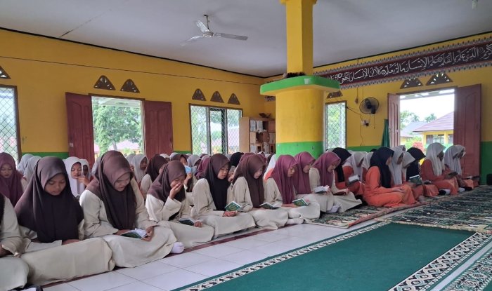 Rutin Jumat Pagi, MAN 2 Tebo : Pembiasaan Amaliyah, Pembinaan Akhlaq. Rutin Jumat Pagi, MAN 2 Tebo : Pembiasaan Amaliyah, Pembinaan Akhlaq.