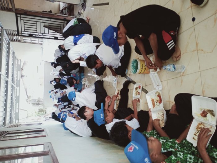 Usai Pelantikan, Anggota PMR MTsN 2 Bungo Gelar Makan Siang Bersama di Musholla Madrasah Usai Pelantikan, Anggota PMR MTsN 2 Bungo Gelar Makan Siang Bersama di Musholla Madrasah