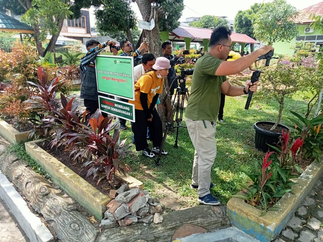 TVRI Jambi Liput Kegiatan MAN 2 Kota Jambi dalam Program GEN-J TVRI Jambi Liput Kegiatan MAN 2 Kota Jambi dalam Program GEN-J