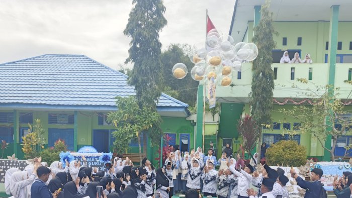 Mengharukan! MAN 1 Kerinci Rayakan Hari Guru dengan Upacara Khidmat & Kejutan Spesial Mengharukan! MAN 1 Kerinci Rayakan Hari Guru dengan Upacara Khidmat & Kejutan Spesial