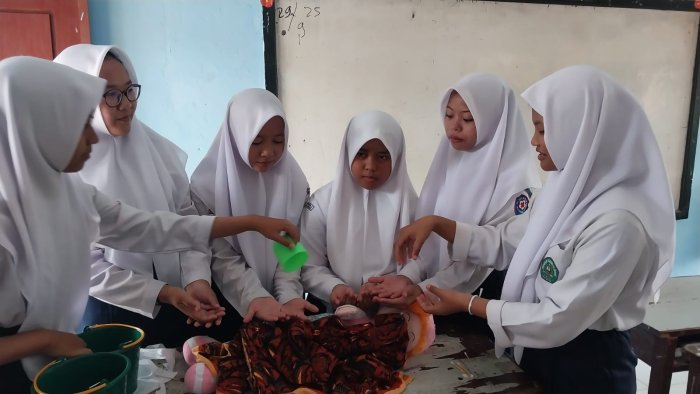 Siswa MTsN 2 Bungo Praktik Memandikan Jenazah di Kelas Siswa MTsN 2 Bungo Praktik Memandikan Jenazah di Kelas