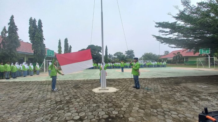 Bapak Adiyon Putra Jaya, S.Pd.I Selaku Pembina Upacara Tekankan Pentingnya Disiplin Dan Tanggung Jawab Bapak Adiyon Putra Jaya, S.Pd.I Selaku Pembina Upacara Tekankan Pentingnya Disiplin Dan Tanggung Jawab