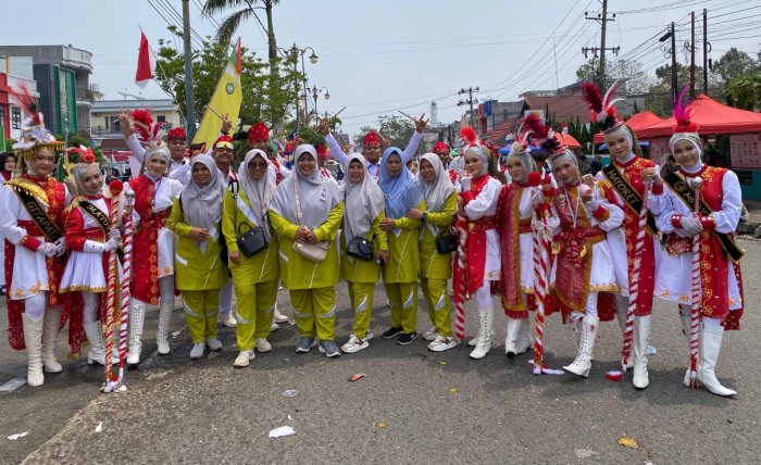 Guru MAN 2 Bungo Dampingi Siswa Semarakkan Pawai Pembangunan Kabupaten Bungo Guru MAN 2 Bungo Dampingi Siswa Semarakkan Pawai Pembangunan Kabupaten Bungo