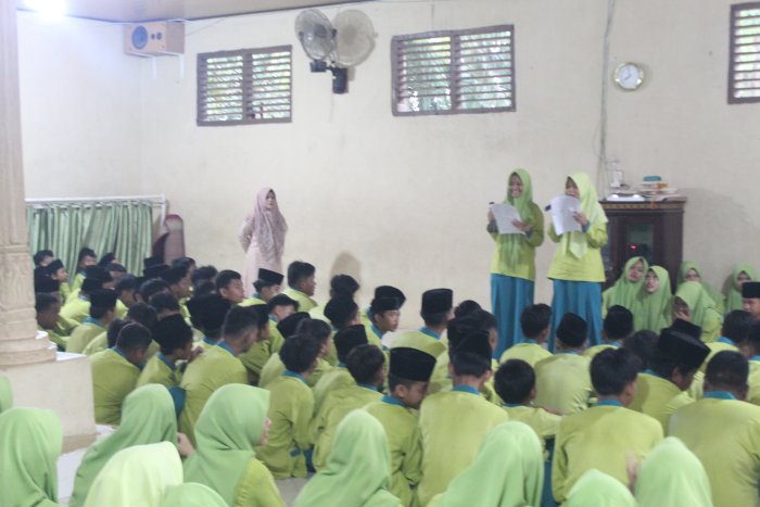 Meski Cuaca Kurang Mendukung, Kegiatan Yasinan Rutin dan Kultum Osim  MTsN 2 Bungo Tetap Berjalan Khidmat