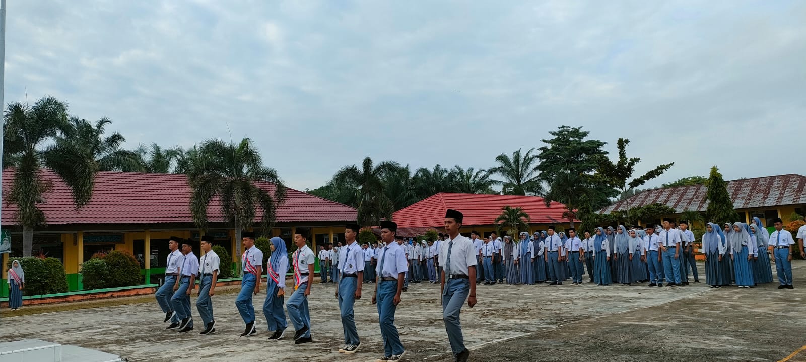Upacara hari Kebangkitan Nasional di MAN 2 trd