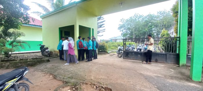 Guru Piket Hari Jumat Sambut Siswa Sejak Pagi dan Ciptakan Suasana Bersih di MAN 2 Bungo Guru Piket Hari Jumat Sambut Siswa Sejak Pagi dan Ciptakan Suasana Bersih di MAN 2 Bungo
