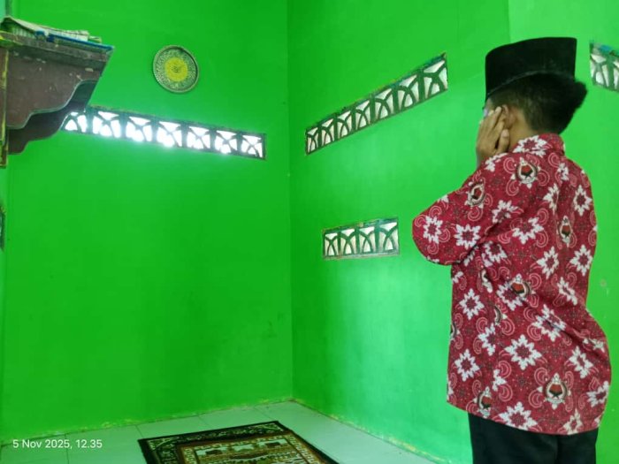 Rizky, Siswa MTsN 1 Bungo, Kumandangkan Adzan dengan Merdu di Musholla Madrasah