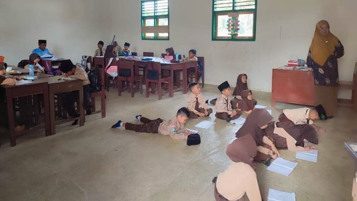 Kepala MIN 4 Tebo Kembali Melaksanakan Supervisi di Kelas 1A untuk Penguatan Mutu Pembelajaran