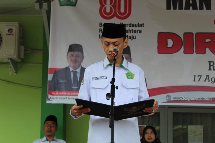 Upacara Bendera MAN 2 Kota Jambi, Waka Humas Tekankan Bijak Menyikapi Informasi Upacara Bendera MAN 2 Kota Jambi, Waka Humas Tekankan Bijak Menyikapi Informasi