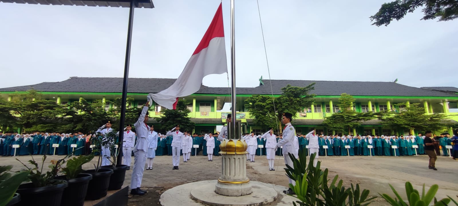 Senin Spesial: Kelas XII MAN 2 Kota Jambi Bertugas di Upacara dan Abadikan Momen Terakhir Sebelum Kesibukan Ujian