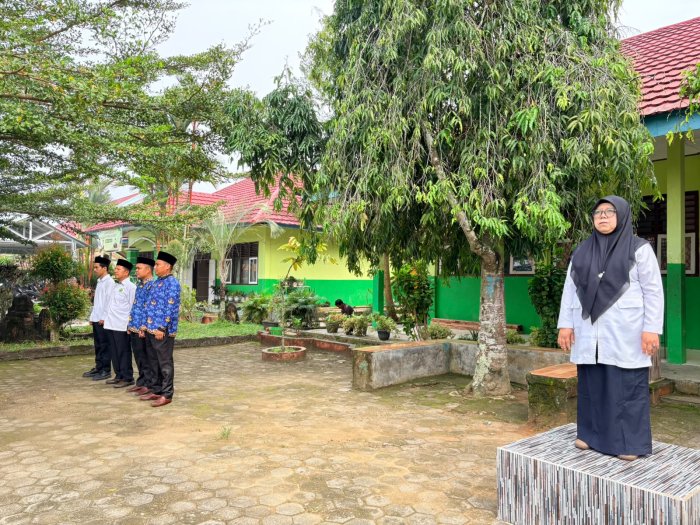 Upacara Rutin di MAN 2 Bungo: Waka Kesiswaan Ingatkan Kedisiplinan dan Persiapan Ujian Semester Genap Upacara Rutin di MAN 2 Bungo: Waka Kesiswaan Ingatkan Kedisiplinan dan Persiapan Ujian Semester Genap