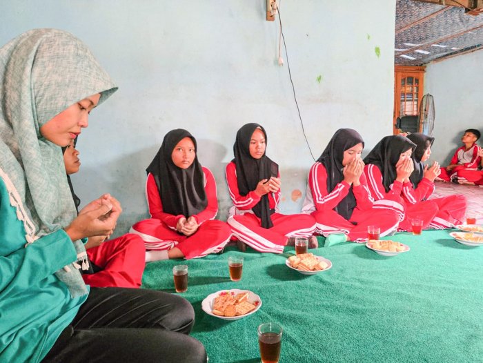 MTsN 1 Bungo Tebarkan Empati, Kunjungi Rumah Siswa Kelas VII C yang Berduka MTsN 1 Bungo Tebarkan Empati, Kunjungi Rumah Siswa Kelas VII C yang Berduka