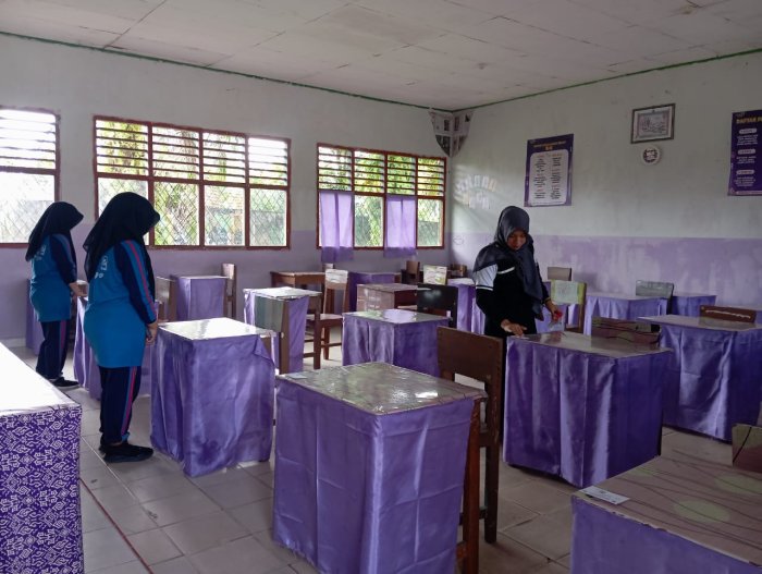 Panitia Ujian Semester Genap MAN 2 Bungo Matangkan Persiapan dengan Penempelan Nomor Ujian di Meja Peserta Panitia Ujian Semester Genap MAN 2 Bungo Matangkan Persiapan dengan Penempelan Nomor Ujian di Meja Peserta