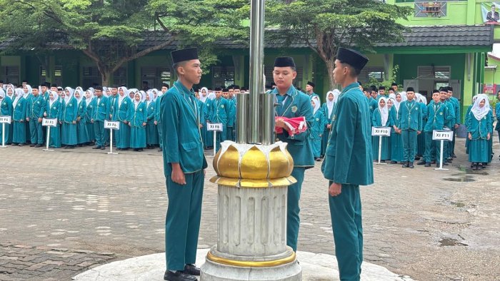 Langkah Mantap di Pagi Senin: MAN 2 Kota Jambi Siapkan Diri Menuju PAS Ganjil